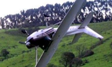 Avio ficou pendurado na rede eltrica em MG PIRITUBA