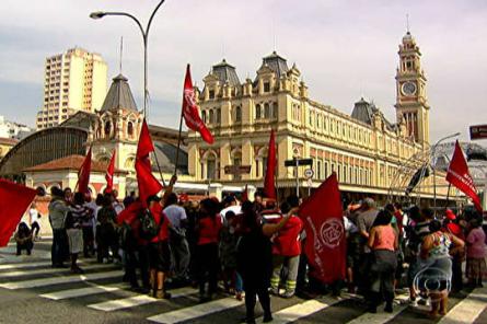 Protestos de sem-teto e sindicatos fecham rodovia e avenidas de SP PIRITUBA